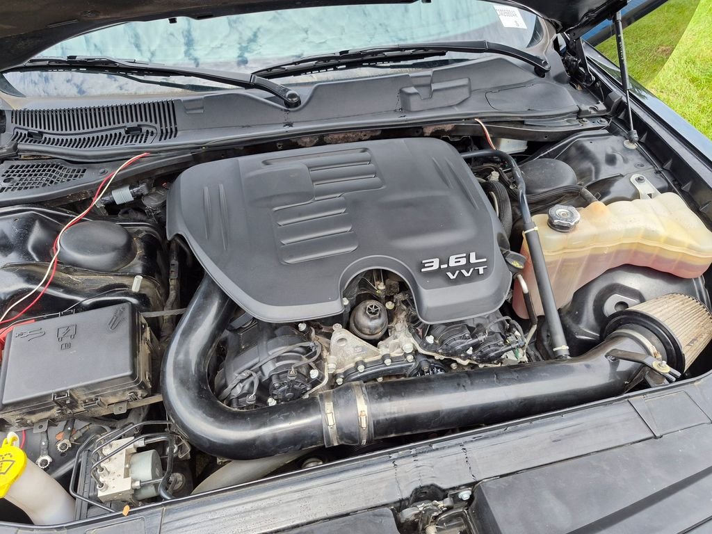 Used 2019 Black Dodge SXT image 13