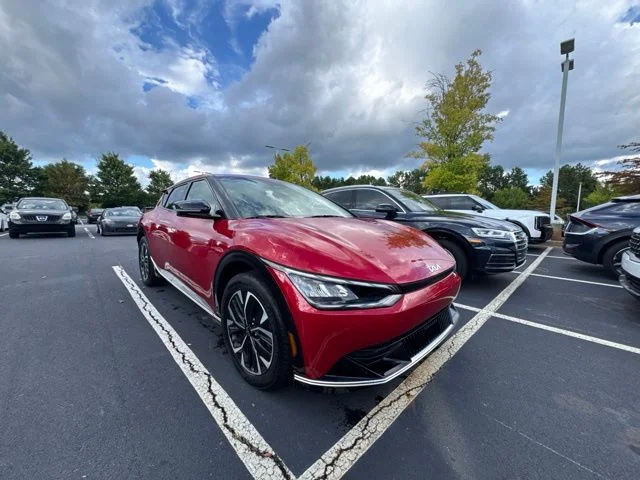 Used 2024 Red Kia Wind image 7