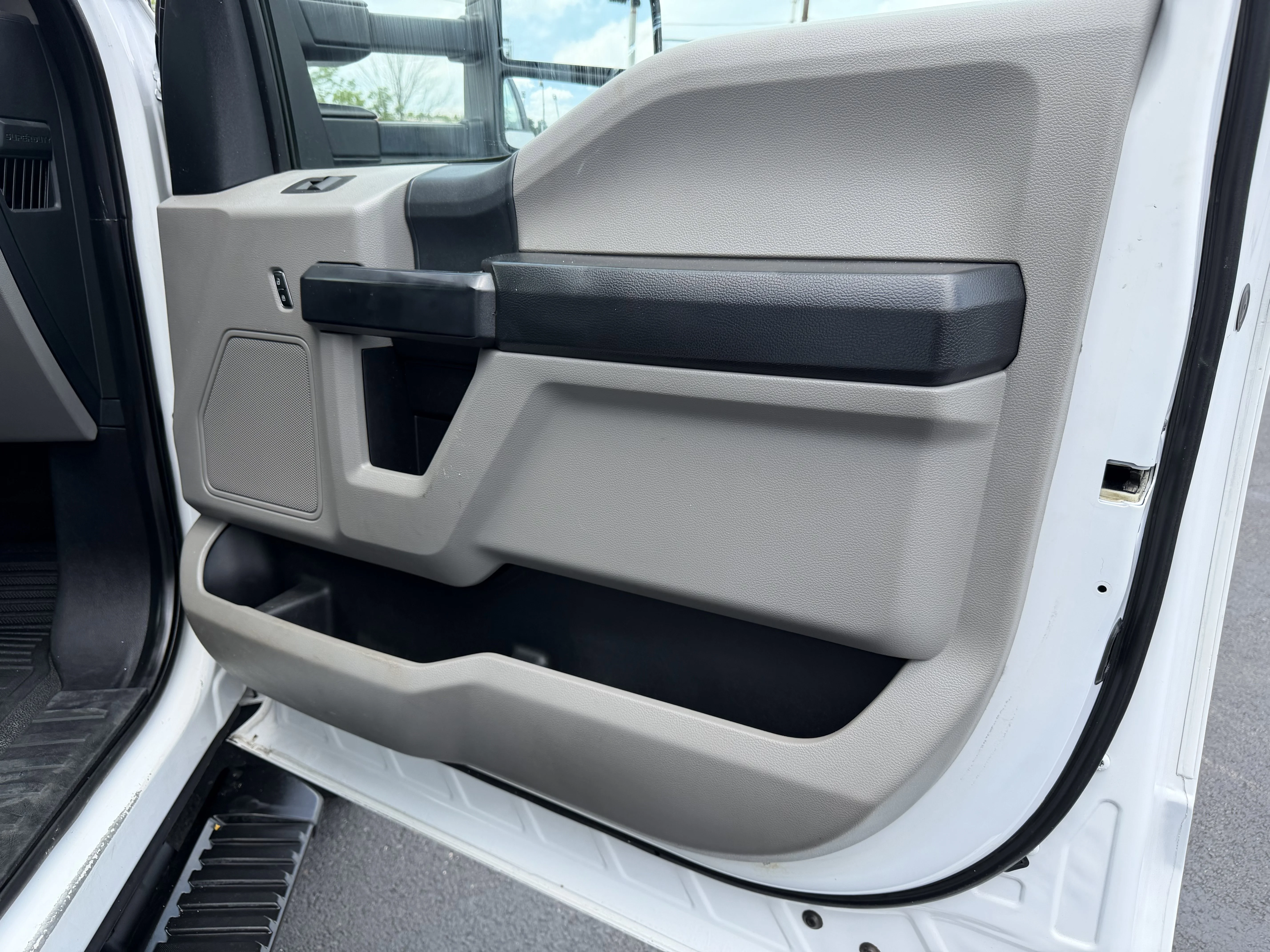 Used 2017 Oxford White   Z1 Ford XL image 12