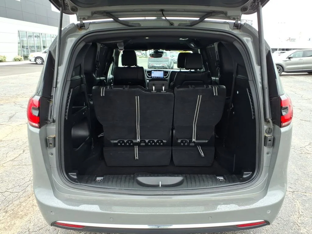 2025 Chrysler Pacifica Select - Photo 28