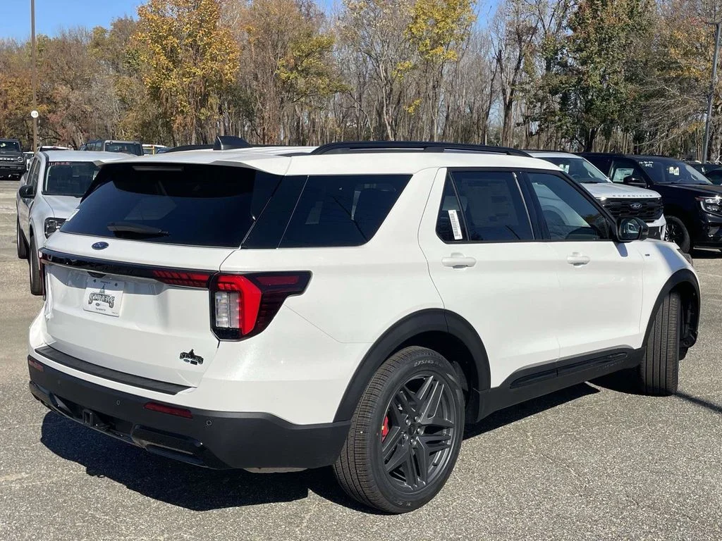 New 2026 Star White Metallic Tri-Coat Ford ST-Line image 3