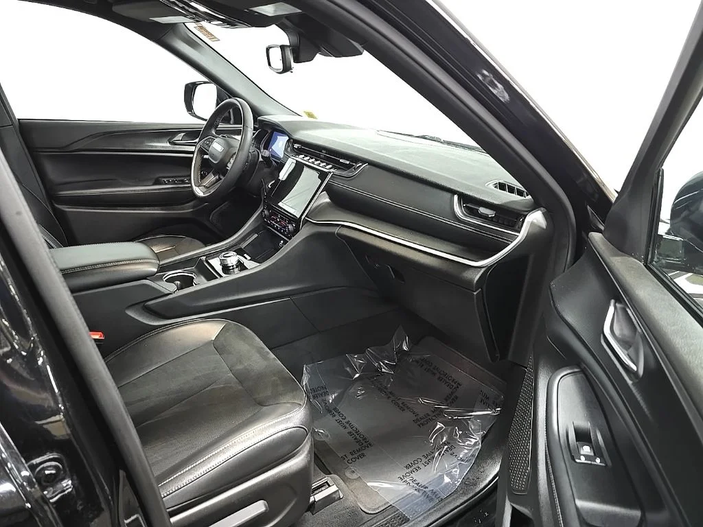 Used 2024 Black Jeep Altitude image 15