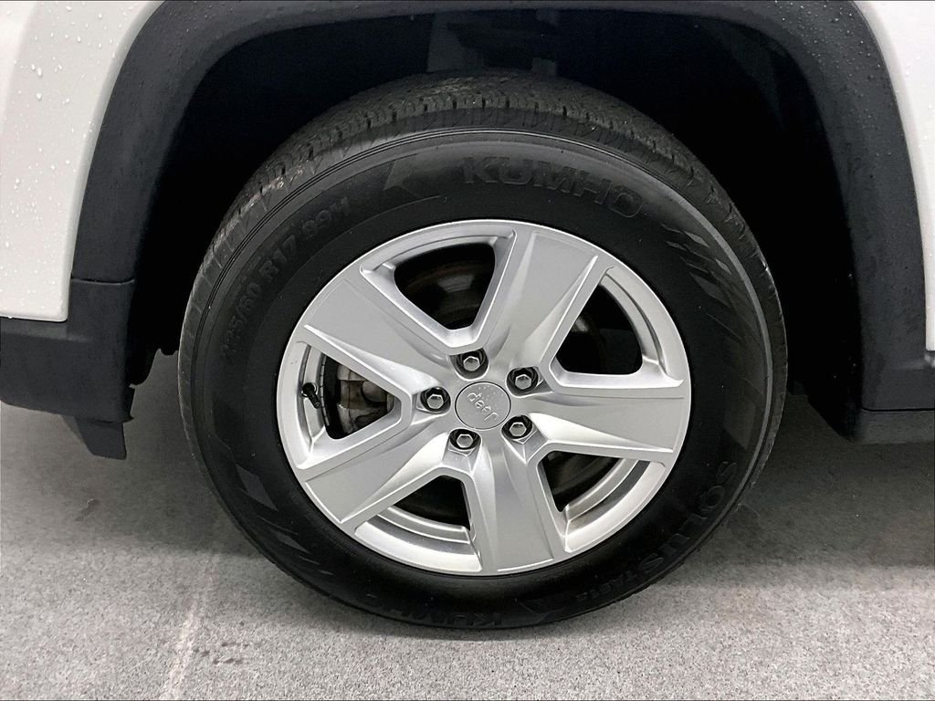 Used 2022 White Jeep Latitude image 7