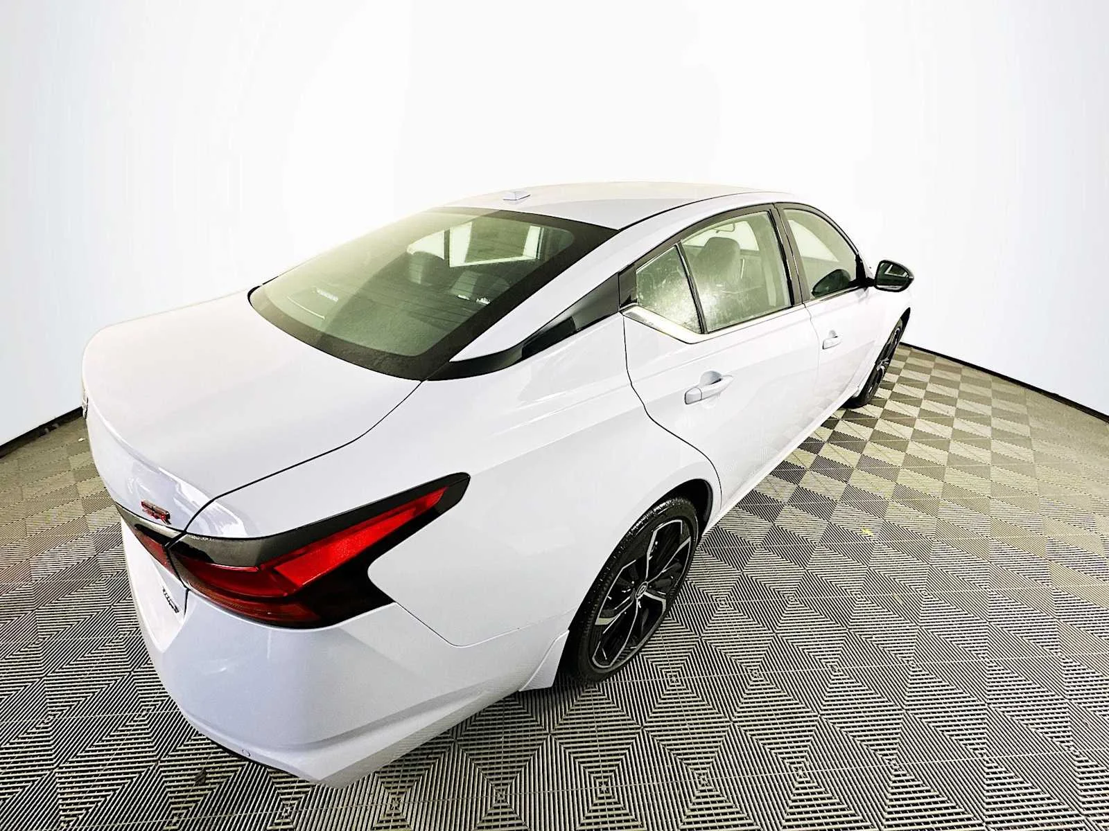 Used 2025 Gray Sky Pearl Nissan SR image 4