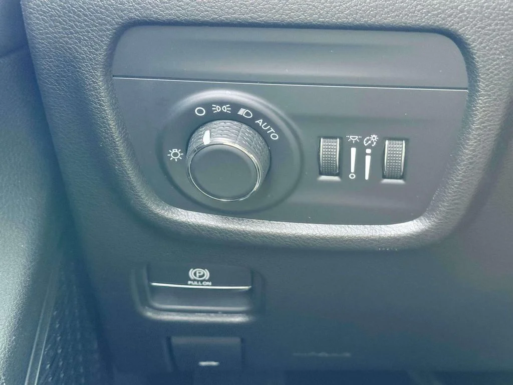 Used 2023 White/off-white Jeep Laredo image 21