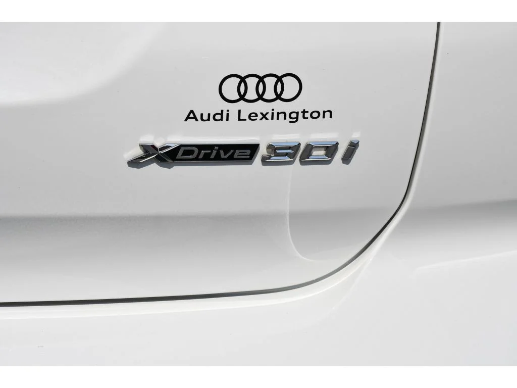 Used 2022 Alpine White BMW xDrive30i image 29