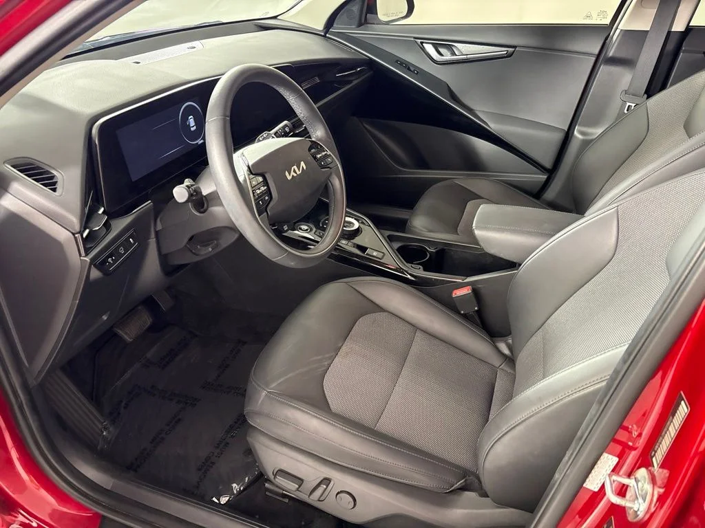 Used 2023 Red Kia Wind image 26
