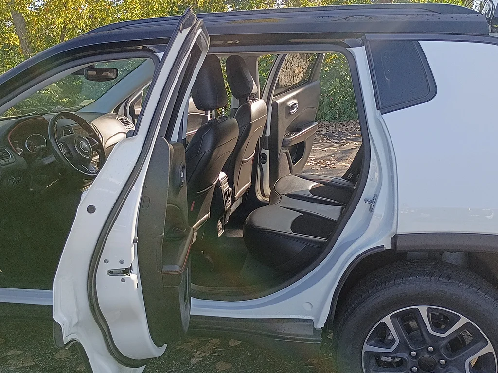 Used 2019 White Clear Coat Jeep Trailhawk image 13