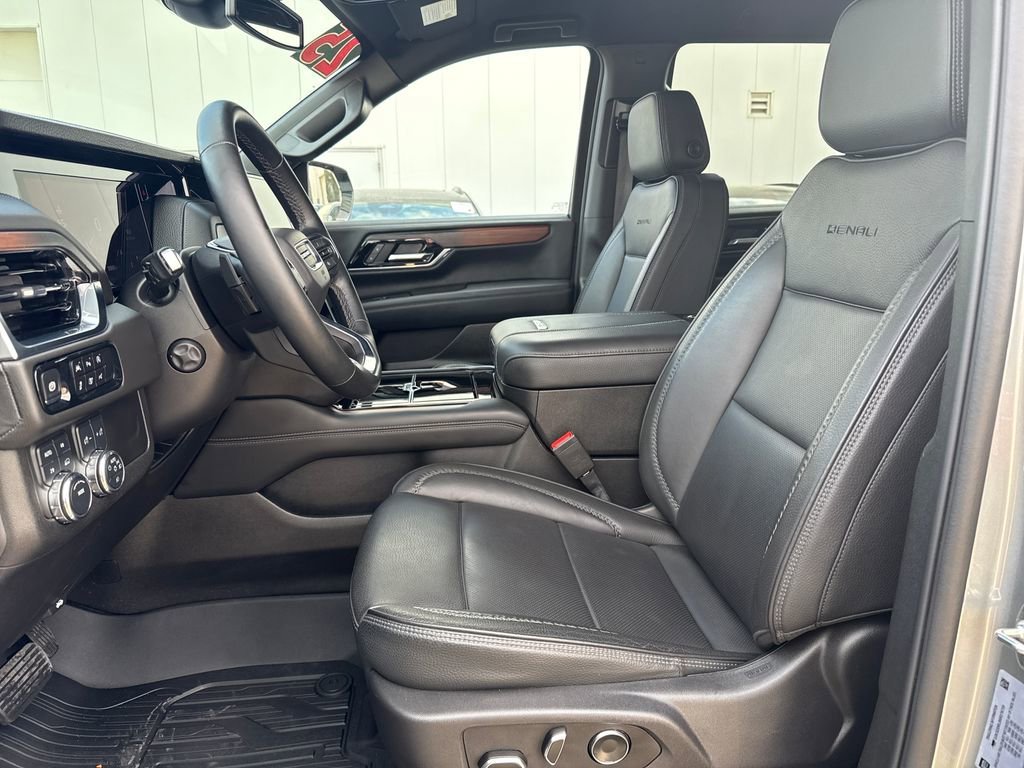 2025 GMC Yukon Denali - Photo 12