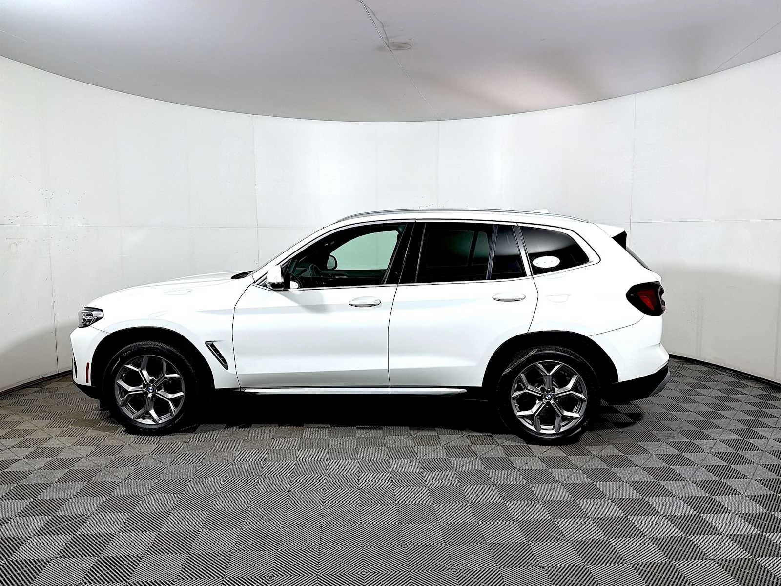 Used 2023 Alpine White BMW xDrive30i image 4