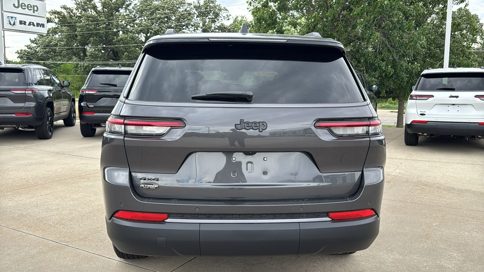 New 2026 Baltic Gray Metallic Clear-Coat Exterior Paint Jeep Altitude image 15