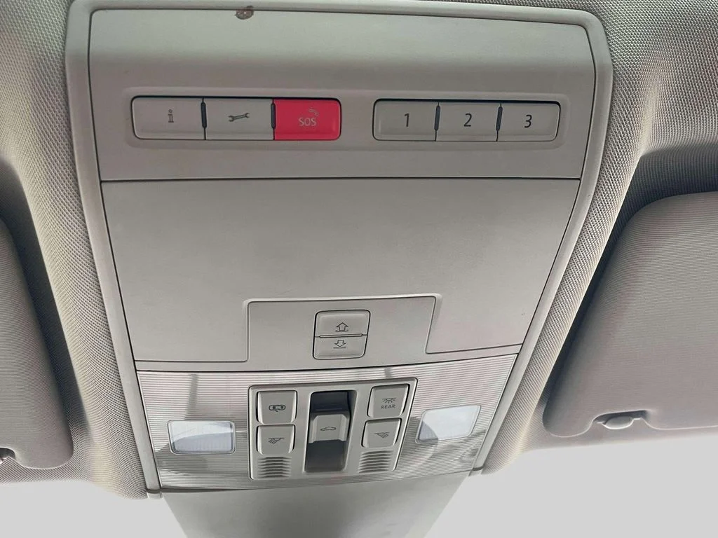Used 2019 Blue Volkswagen SEL image 34