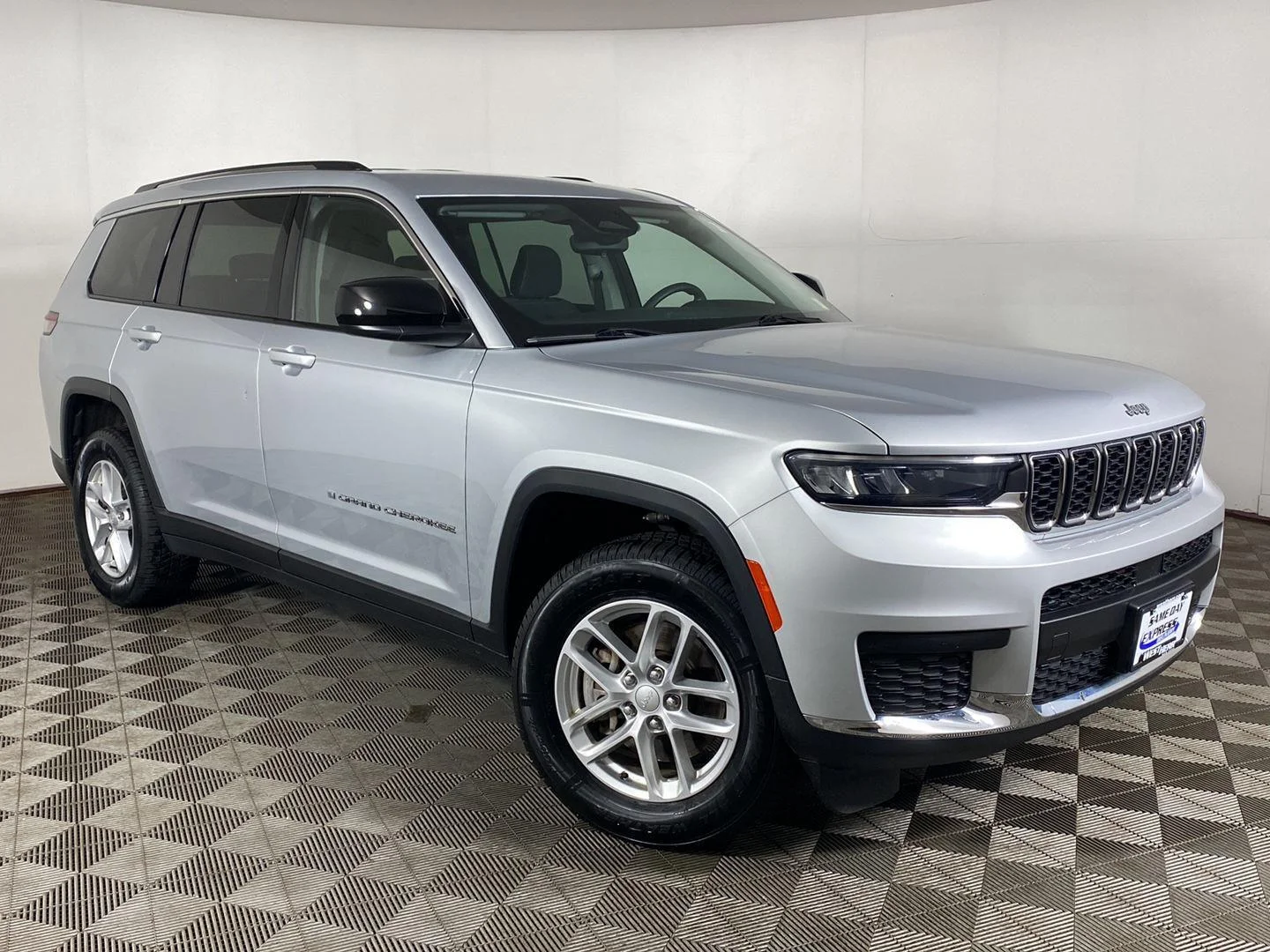 Used 2023 Silver Zynith Jeep Laredo image 1