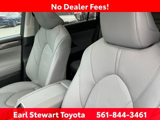 Used 2024  Toyota Limited image 23