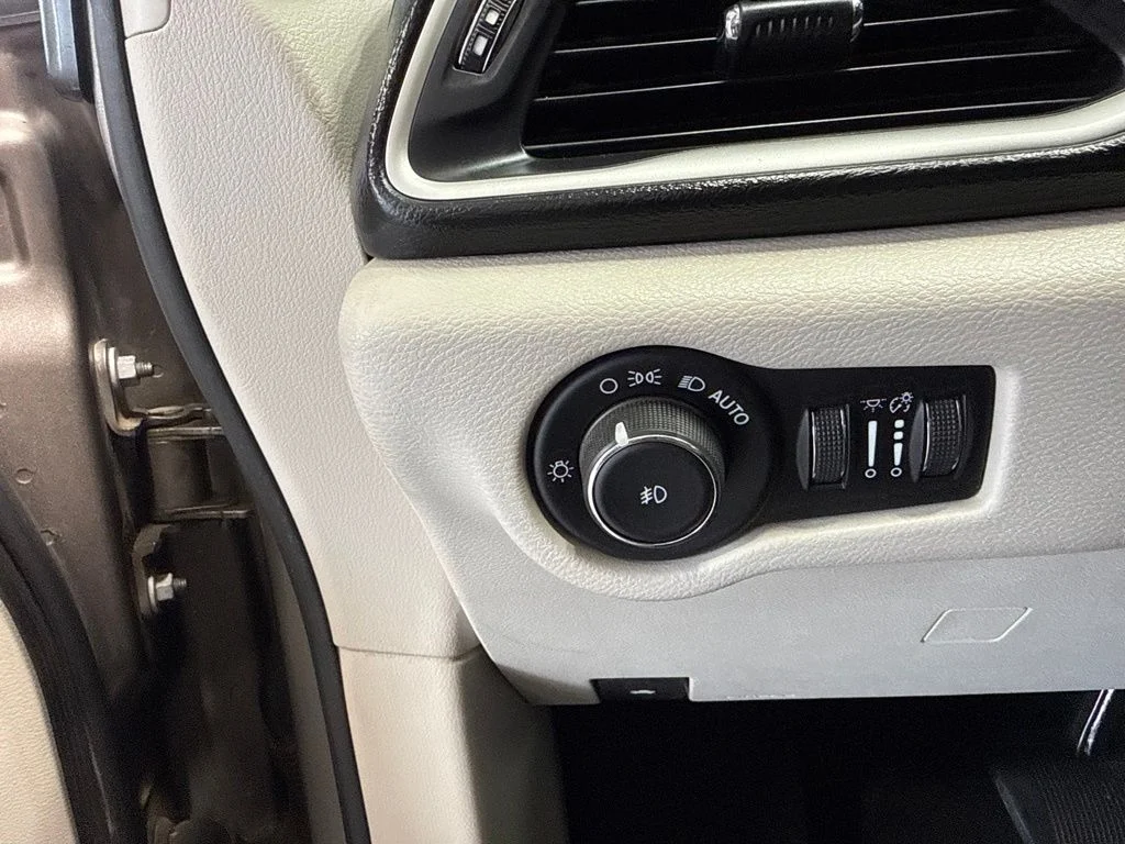 Used 2017 Gray Chrysler Touring L image 15