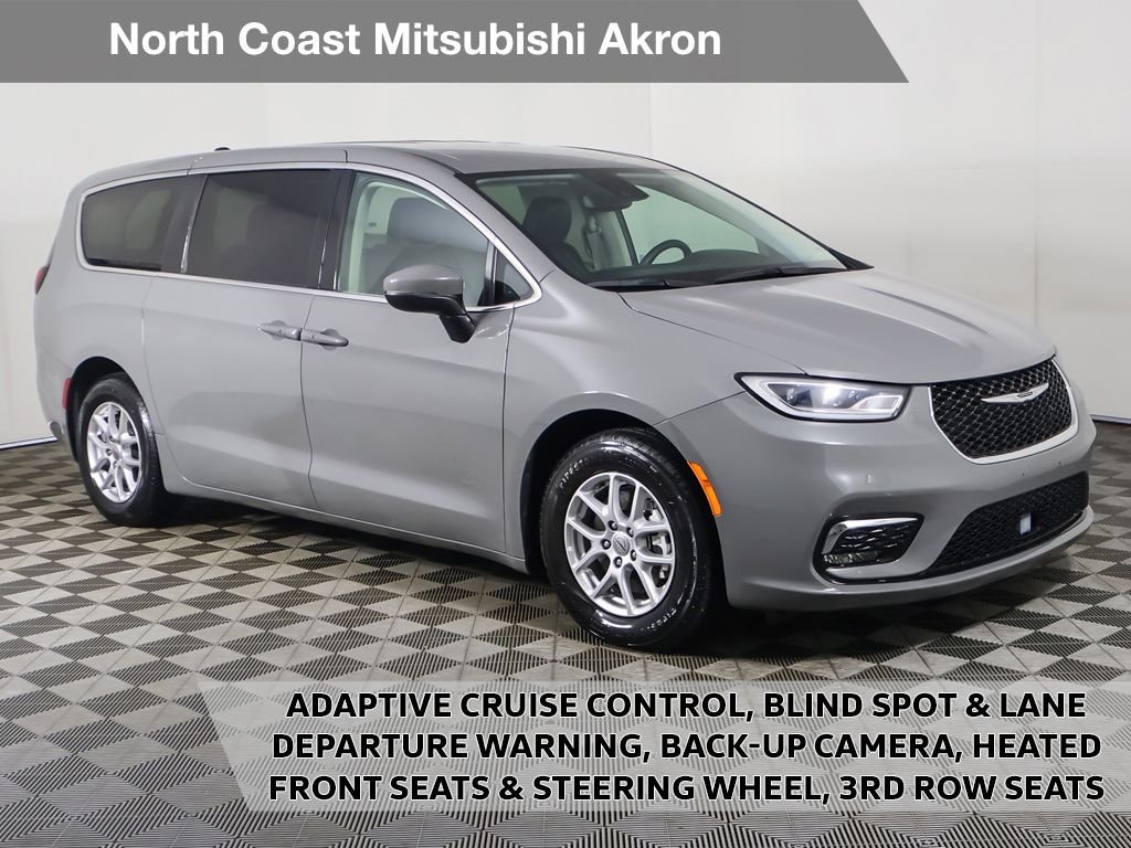 2023 Chrysler Pacifica Touring L's photo