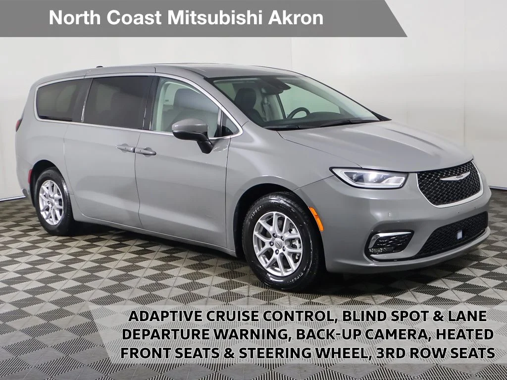 2023 Chrysler Pacifica Touring L's photo