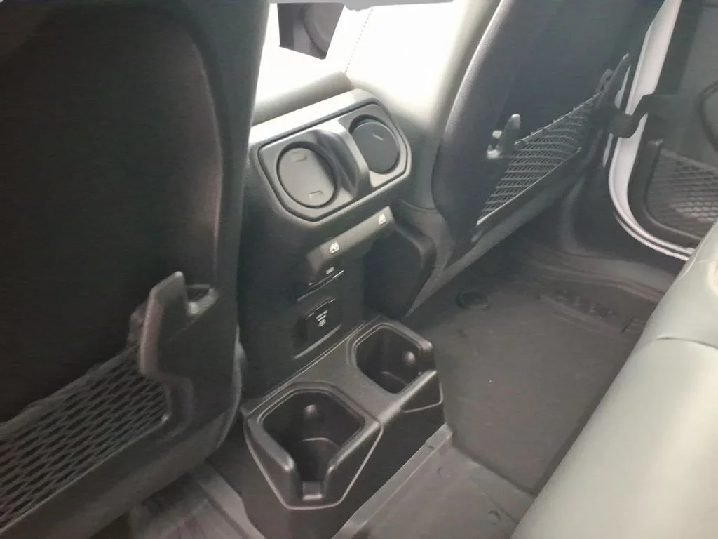 New 2026 Bright White Clear-Coat Exterior Paint Jeep Mojave X image 8