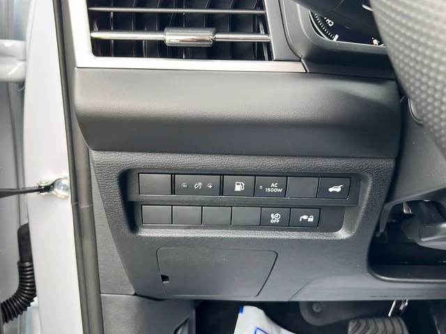 Used 2025 White Mitsubishi SEL Black Edition image 31
