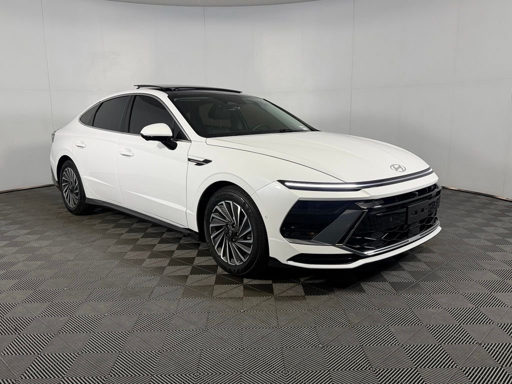 Used 2025 White Hyundai Limited image 4