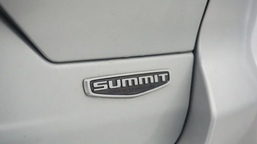 Used 2022 Silver Jeep Summit image 13