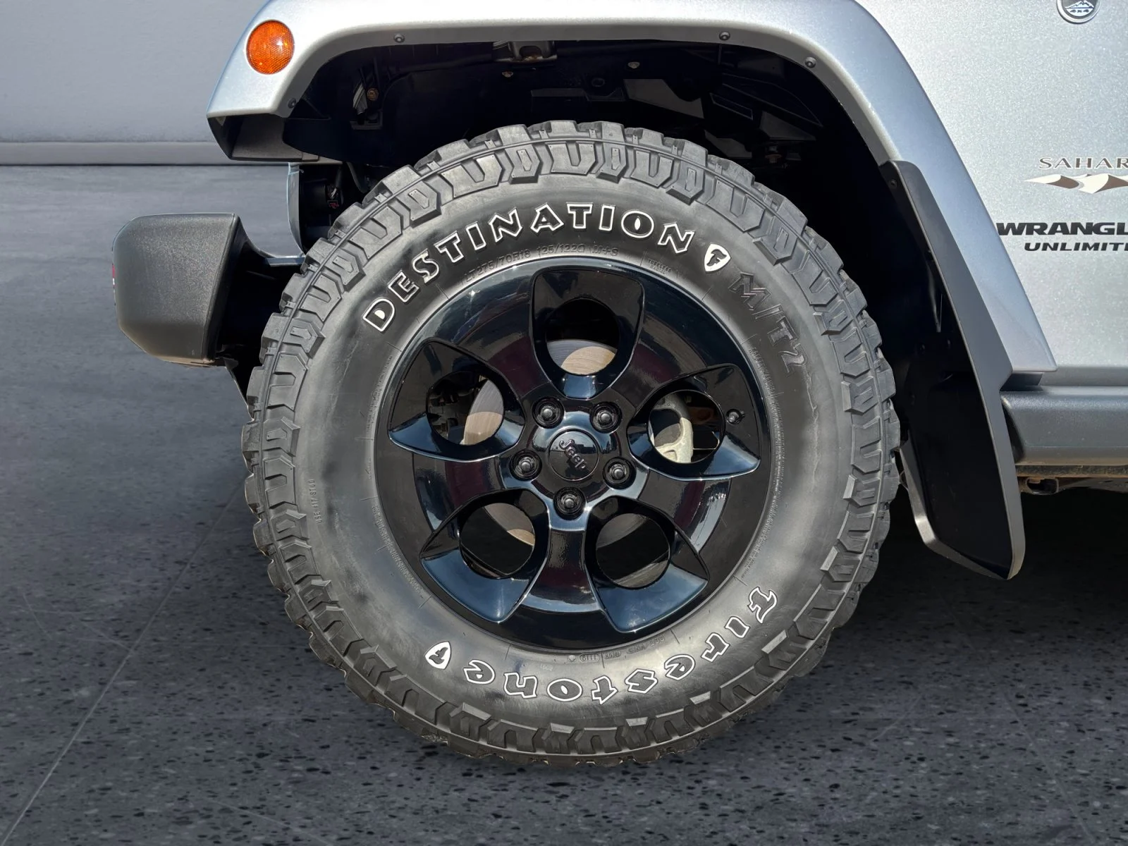 Used 2016 Silver Jeep Sahara image 9