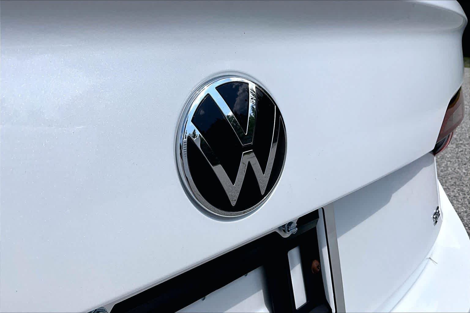 Certified Used 2023 Opal White Pearl Effect Volkswagen SE image 33