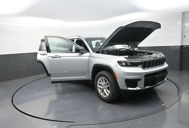 New 2026 Silver Zynith Exterior Paint Jeep Laredo image 29