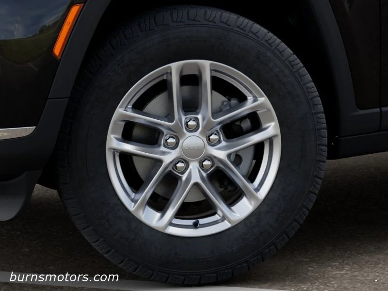 New 2026 Diamond Black Crystal Pearl-Coat Exterior Paint Jeep Laredo image 8