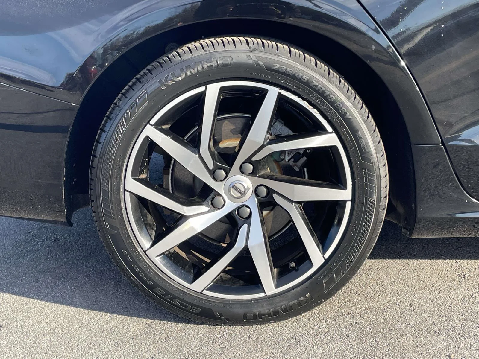 Used 2020 Black Stone Volvo Momentum image 30