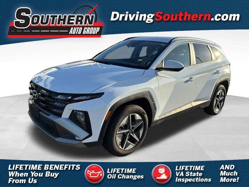 Used 2025 White Hyundai SEL image 1
