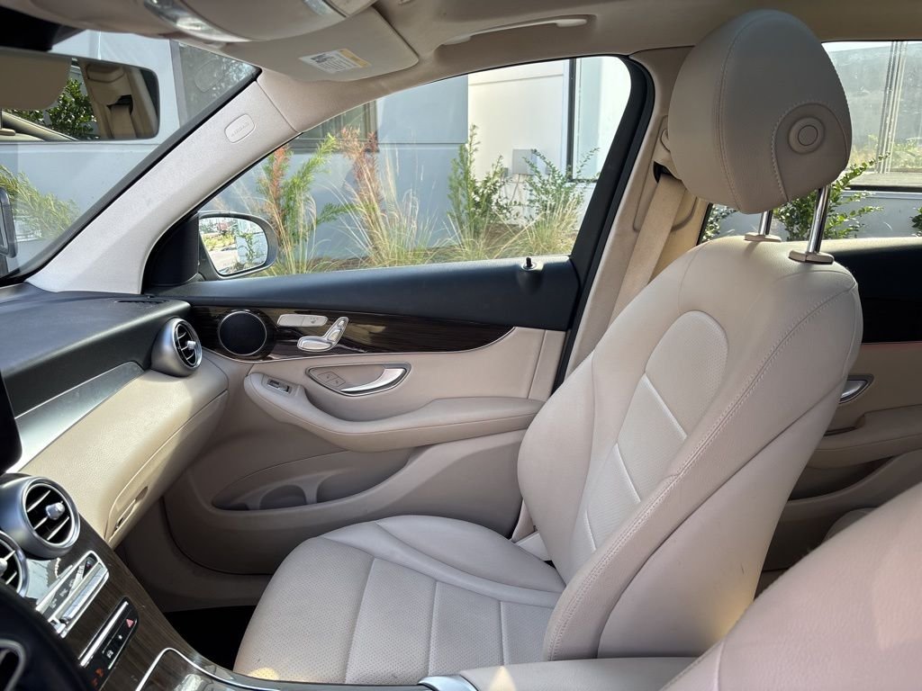 Used 2022 Mojave Silver Metallic Mercedes-Benz GLC 300 image 46