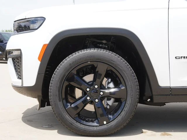 New 2026 Bright White Clear-Coat Exterior Paint Jeep Limited image 5