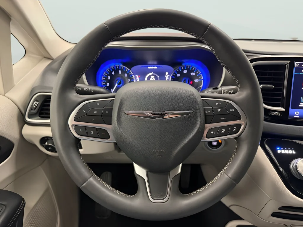 Used 2022 Gray Chrysler Touring L image 15