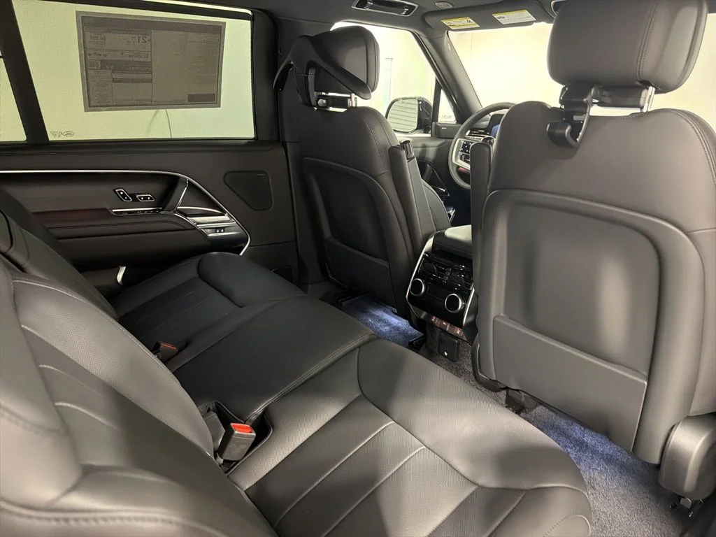 New 2026 Charente Grey Land Rover P400 SE LWB 7 SEAT image 27