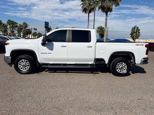 Used 2025 Summit White Chevrolet LT image 4