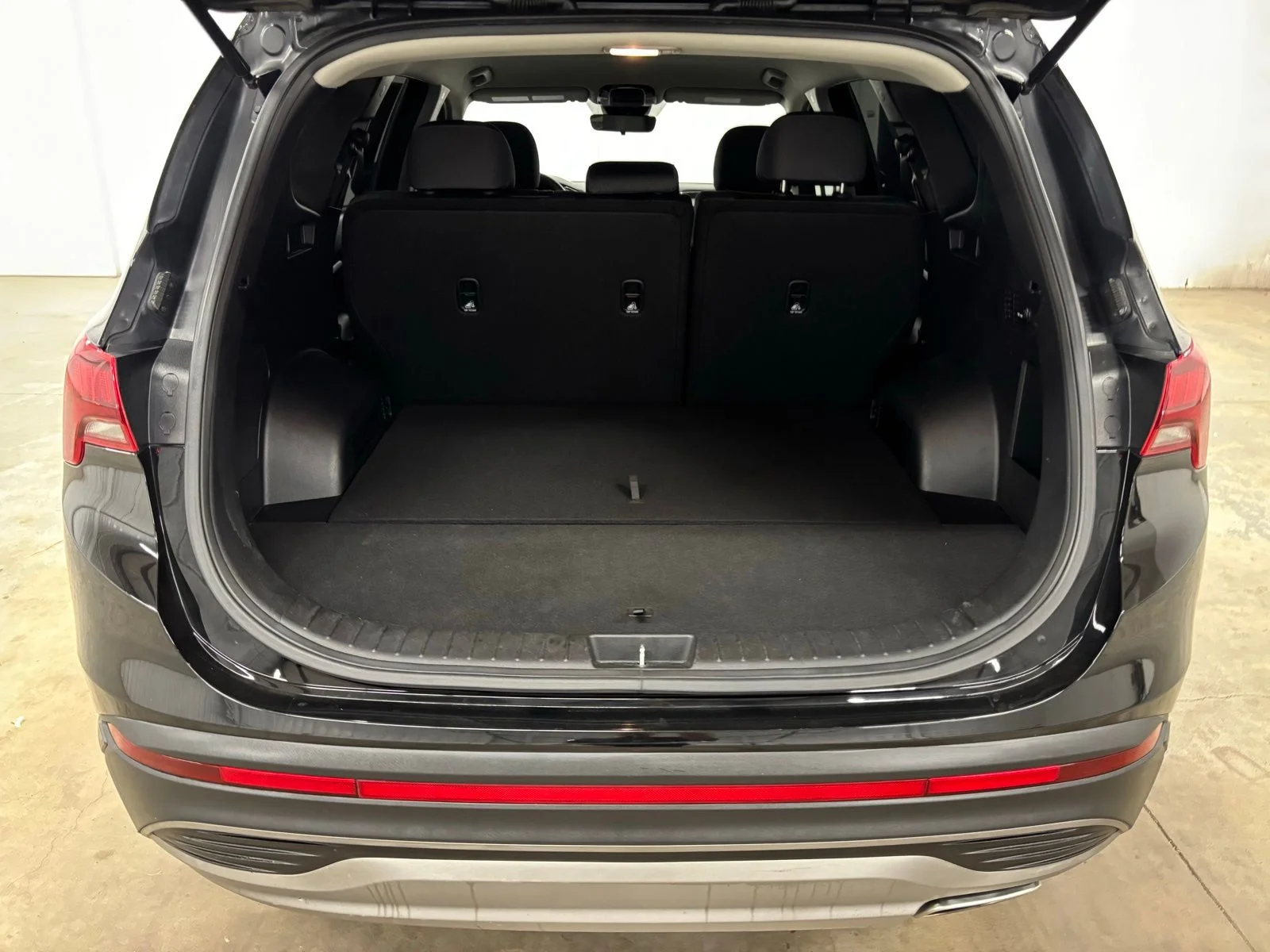 Used 2023 Black Hyundai SE image 23