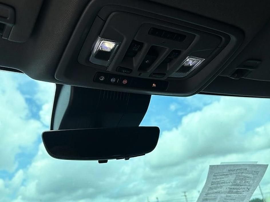 Used 2022 White GMC Denali image 13