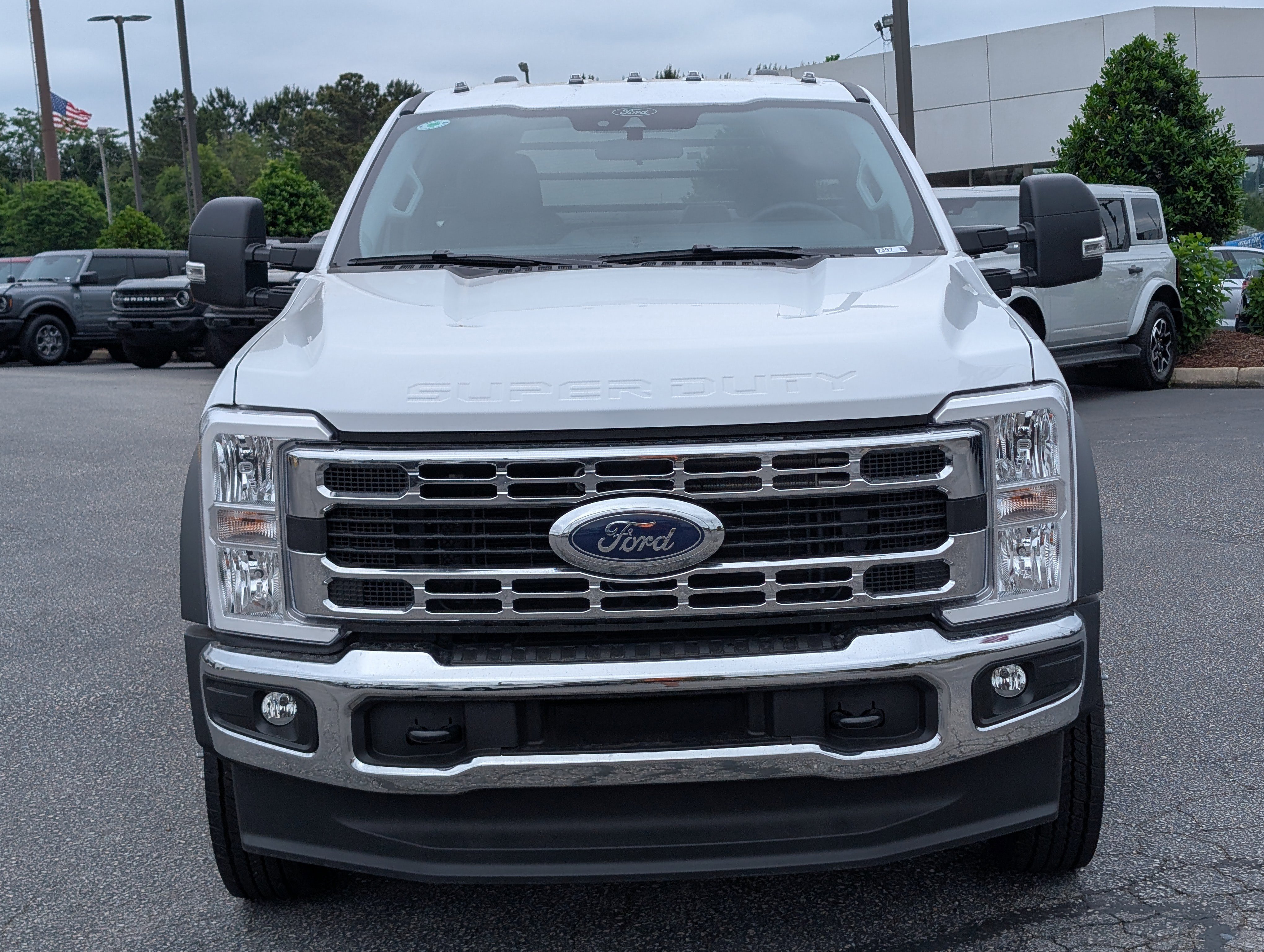 New 2026 Oxford White FORD F-450® XLT image 3
