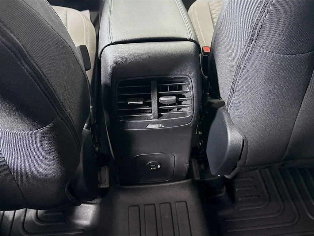 Used 2022 Oxford White Ford SE image 24