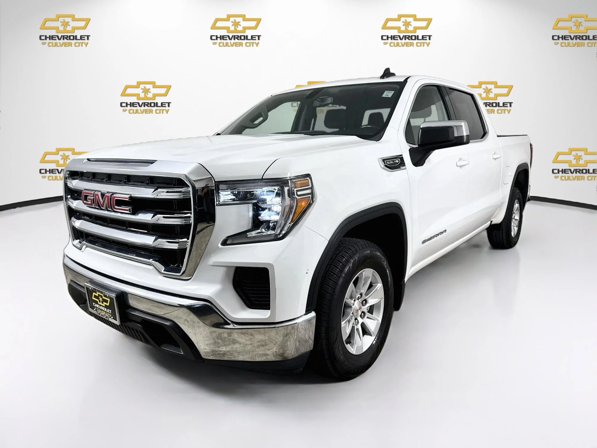Used 2020 SUMMIT WHITE GMC SLE image 3