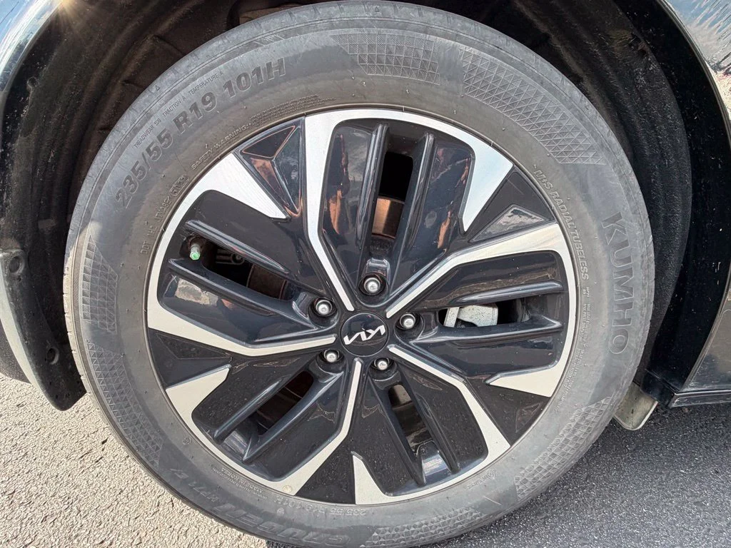 Used 2023 Gray Kia Wind image 7