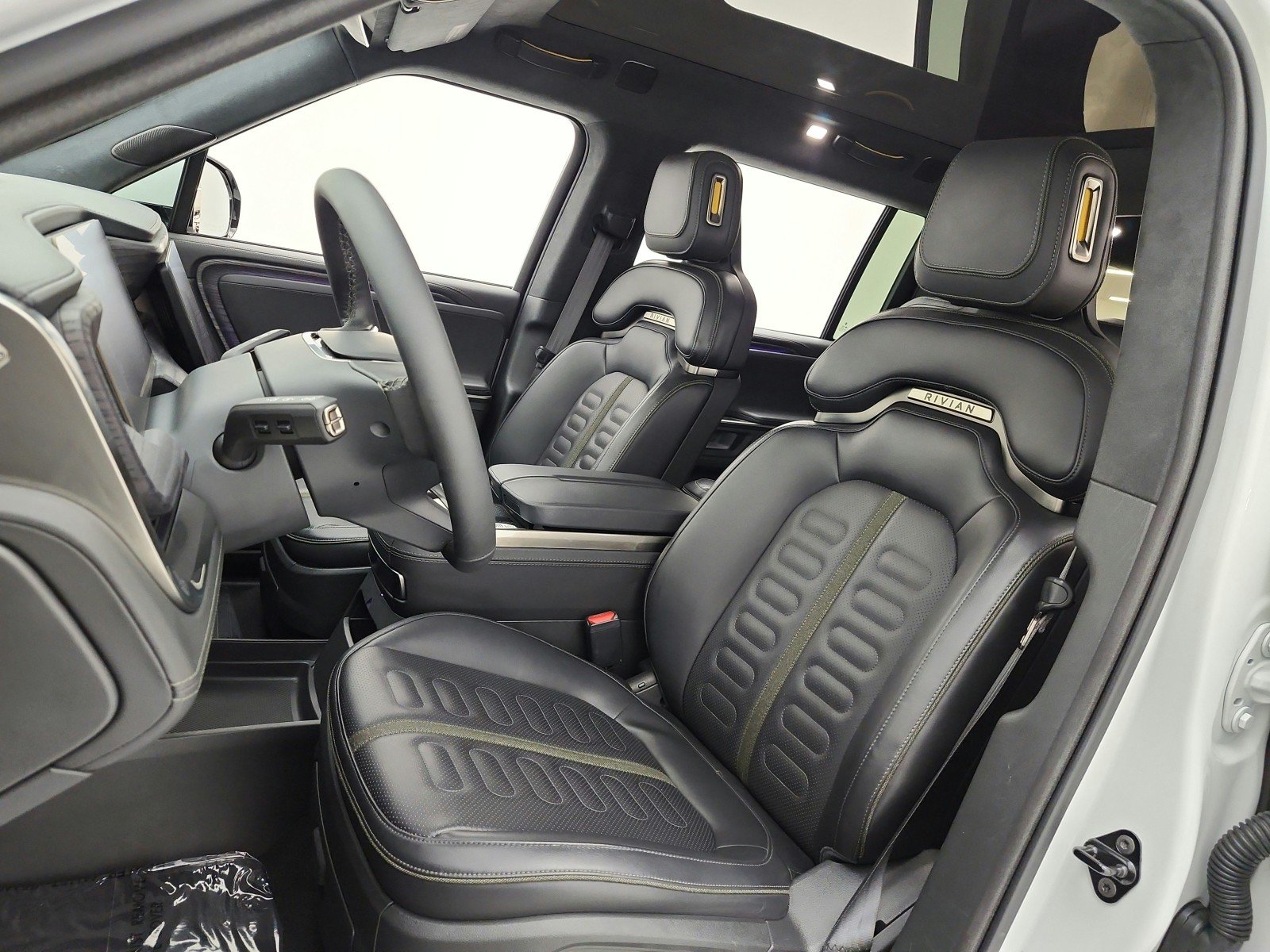 Used 2025 Glacier White Rivian Adventure image 10