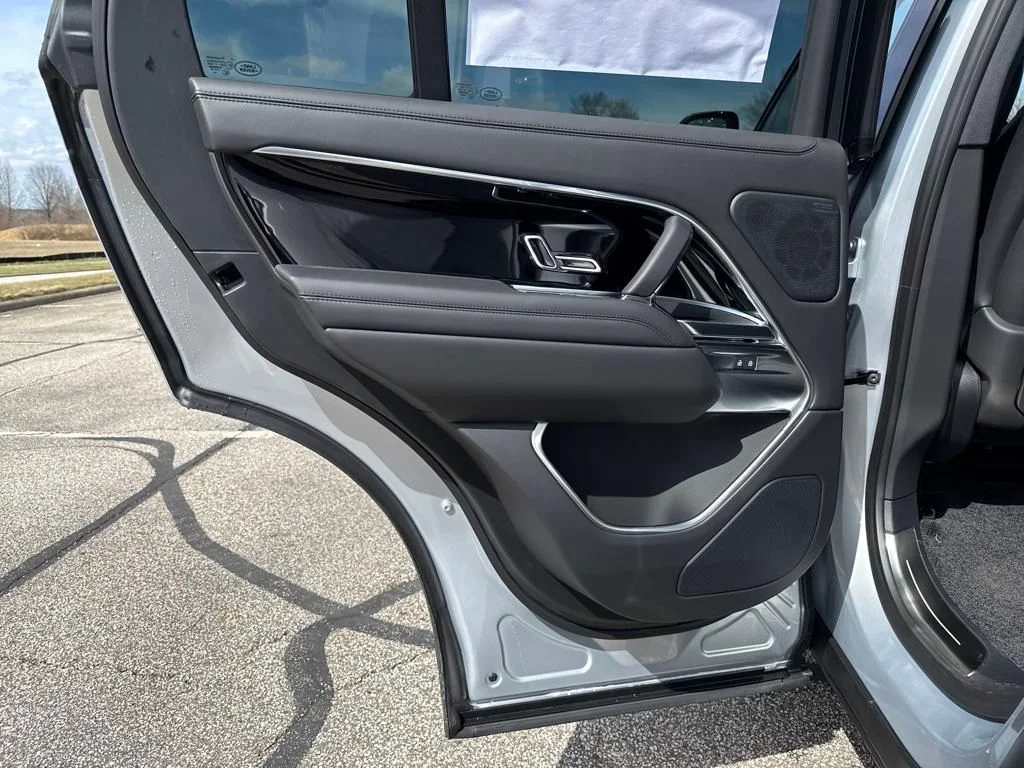 2025 Land Rover Range Rover SE - Photo 12