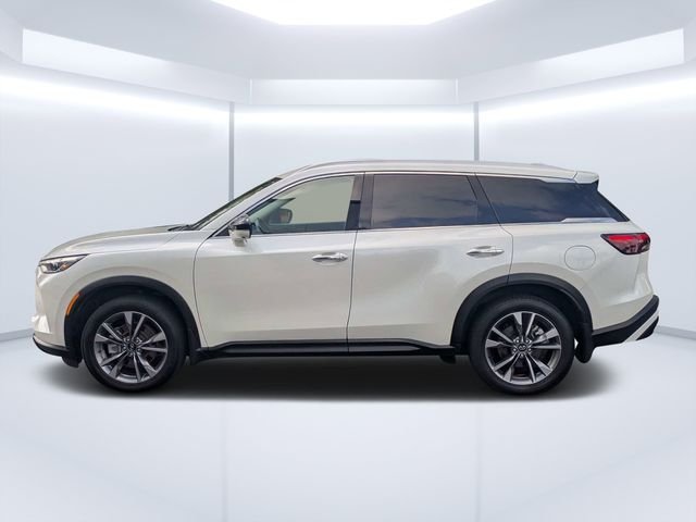 Used 2023 White INFINITI LUXE image 6