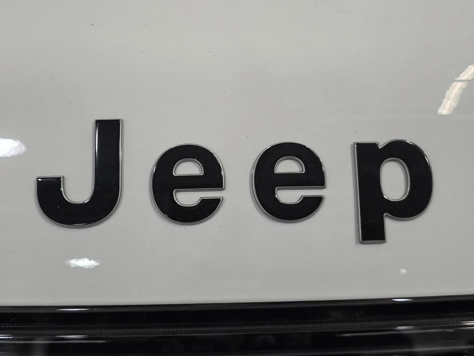 New 2026 Bright White Clear-Coat Exterior Paint Jeep Limited Altitude image 13