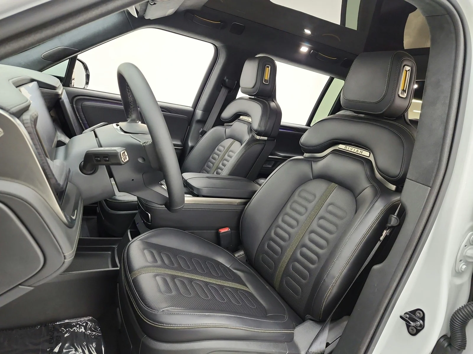 Used 2025  Rivian Adventure image 10