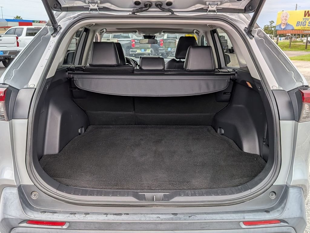Used 2019 Silver Toyota XLE Premium image 29