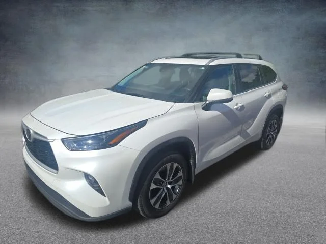 Used 2023 Beige Toyota XLE image 4