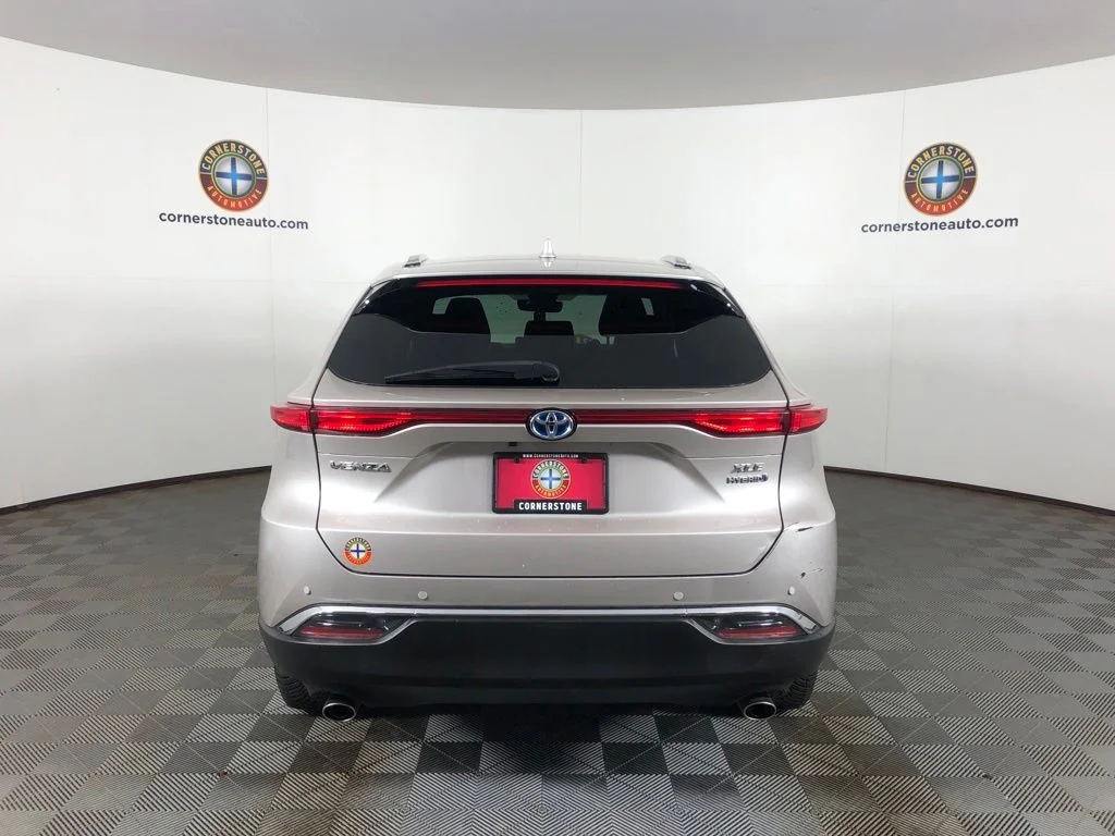 Used 2021 Silver Toyota XLE image 17